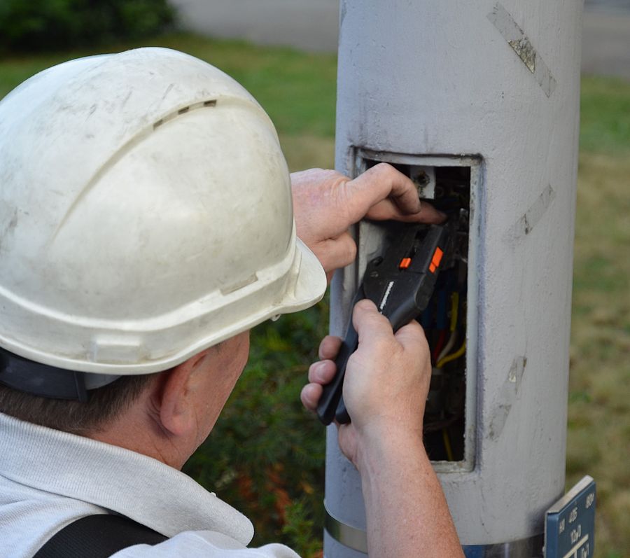 Reparatur defekte Strassenleuchte